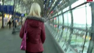 AmyStarr - Mitten auf dem Flughafen gefickt